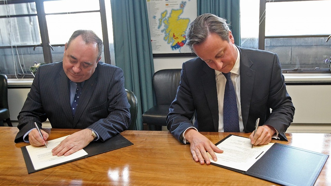 Alex Salmond and David Cameron signing the referendum agreement 2012
