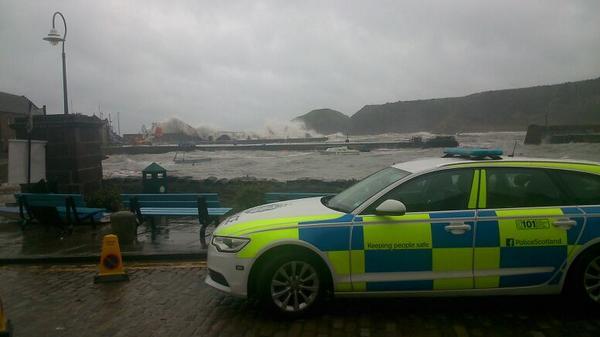Police issue sandbags in Stonehaven. Picture by Twitter user @Ray_McRobbie