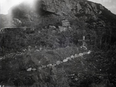The 1917 image of the grave