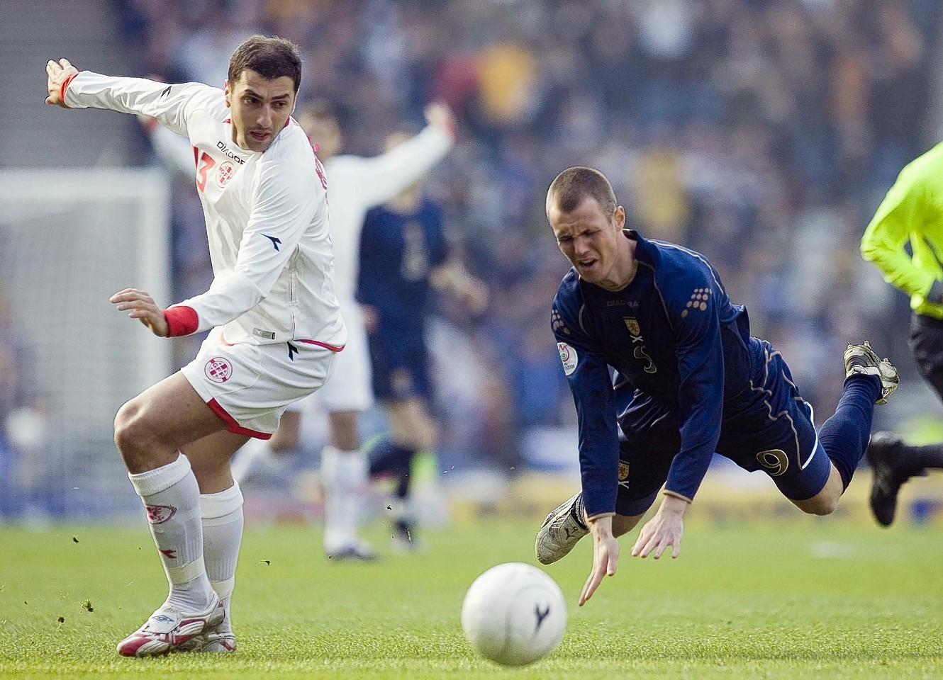 Zurab Khizanishvili challenges Kenny Miller when the teams met in 2007