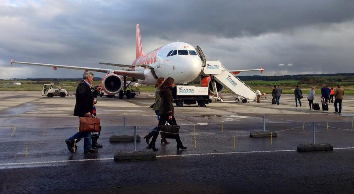 Pippa Middleton heads for her flight at Inverness Airport 