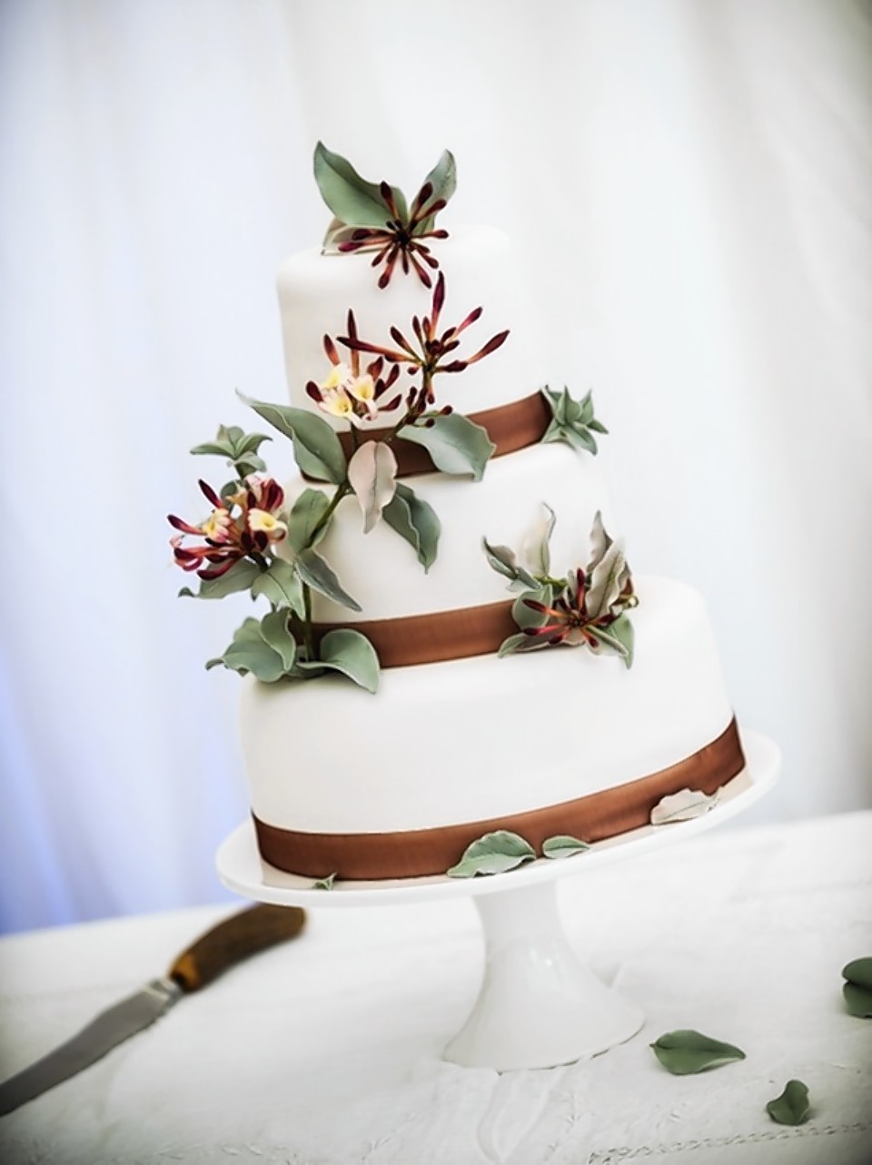 Sonnda Catto's wedding cake with honeysuckle decor