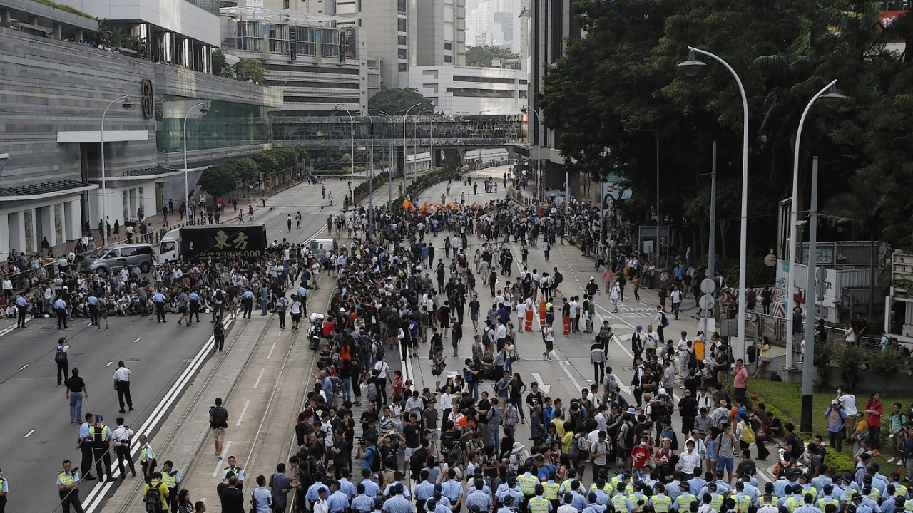 Police intervene with Hong Kong riots 14 October 2014