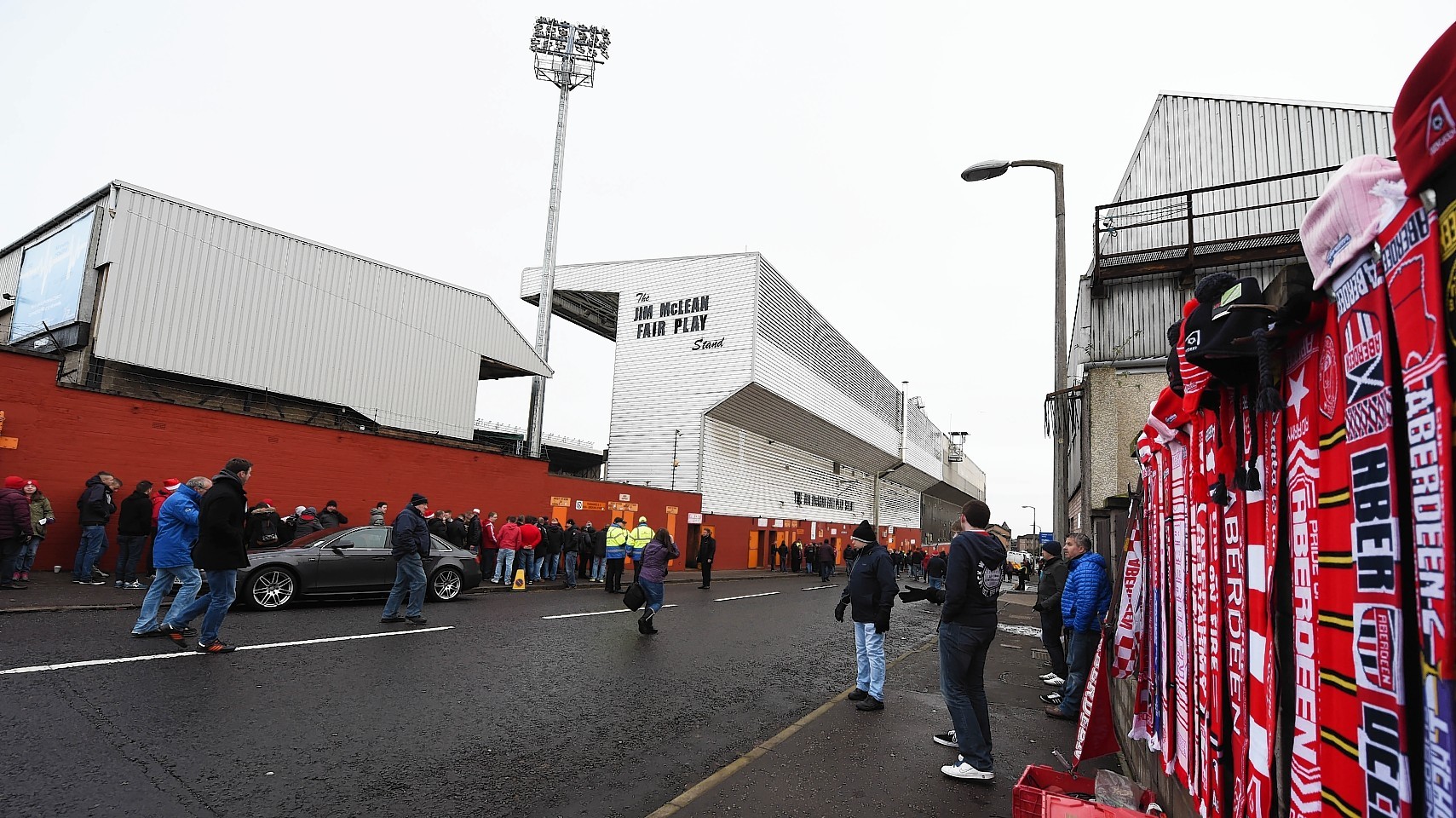 With just 10 minutes until kick off, 3,600 Dons fans have packed into Tannadice, while outside the ground the flags, hats and scarves are selling well!