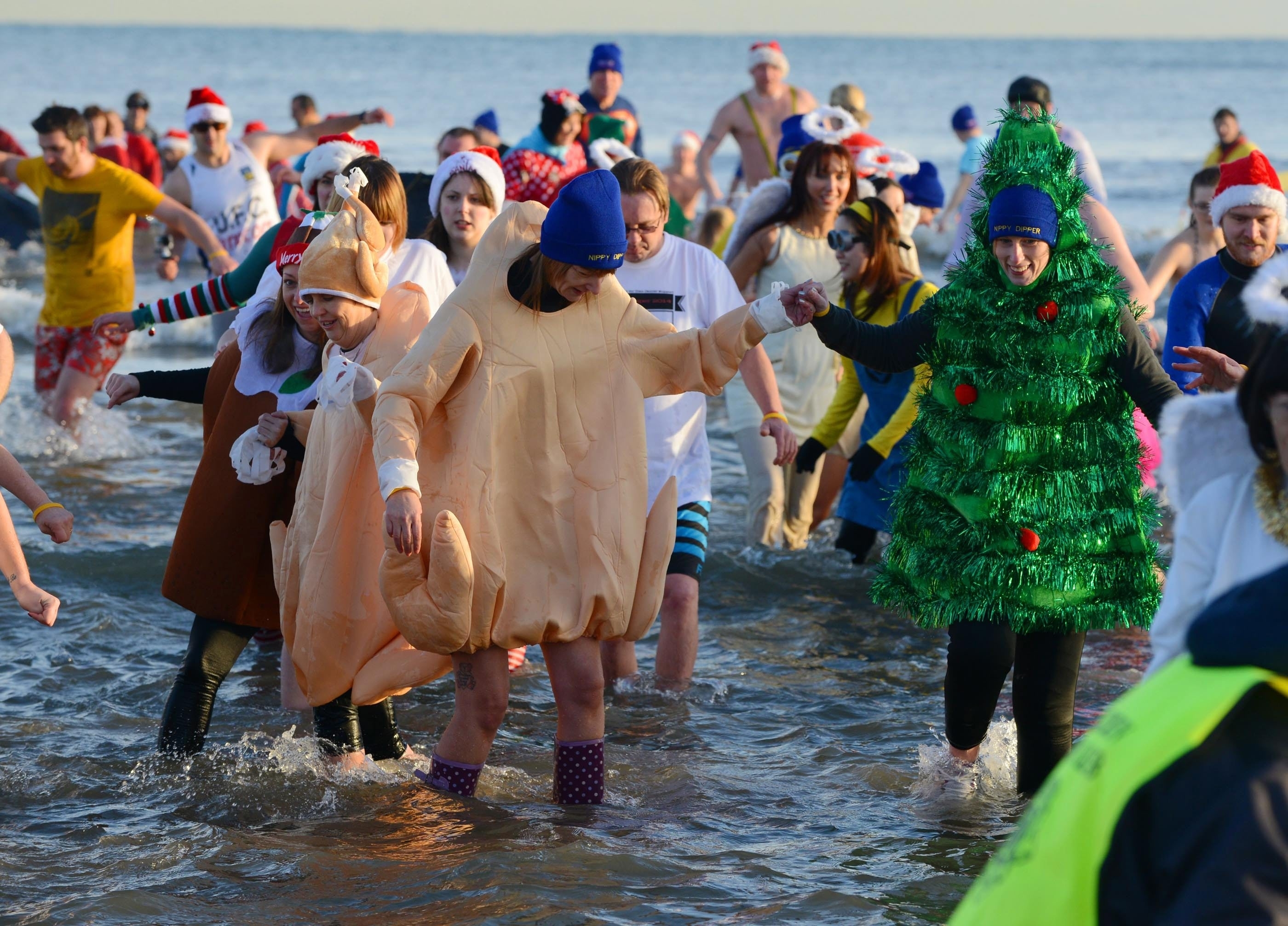 Nearly 300 brave swimmers take to the sea for a Boxing day Dip in Aberdeen this morning with the temperature at -2 degrees out of the water.
25/12/2014
