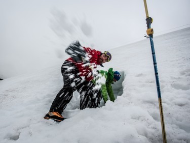 How to dig out a fallen climber