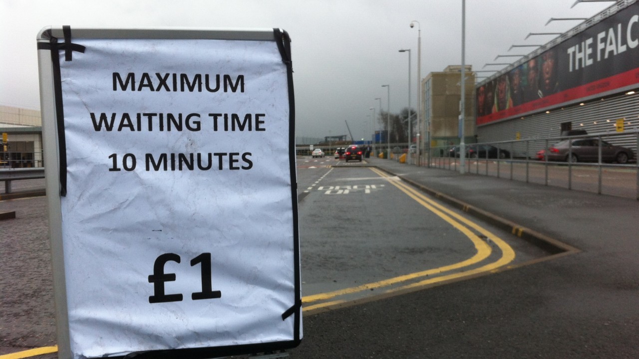 Aberdeen Airport waiting time sign in 2015, which reads: "Maximum waiting time 10 minutes, £1"