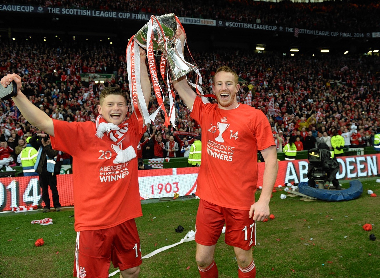 Rooney lifts the League Cup with Cammy Smith 