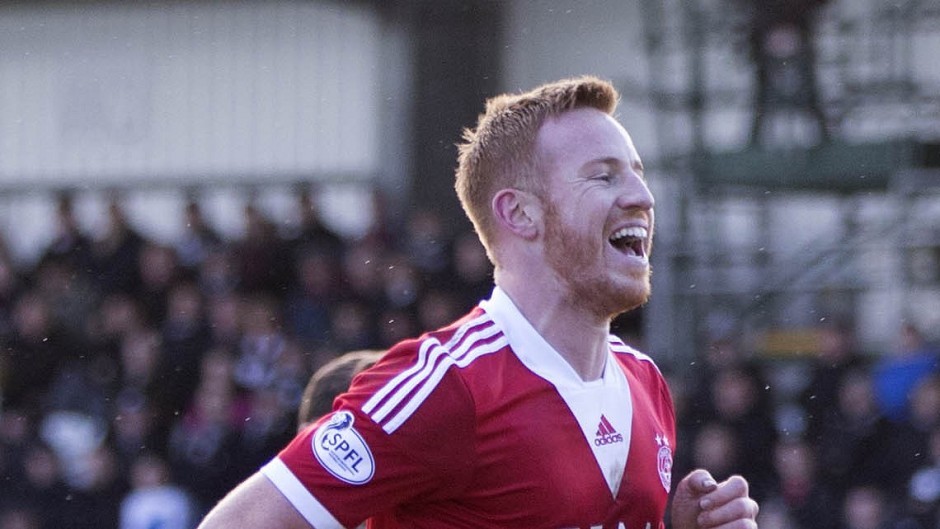 Aberdeen's Adam Rooney scored twice in a 2-0 win over Motherwell