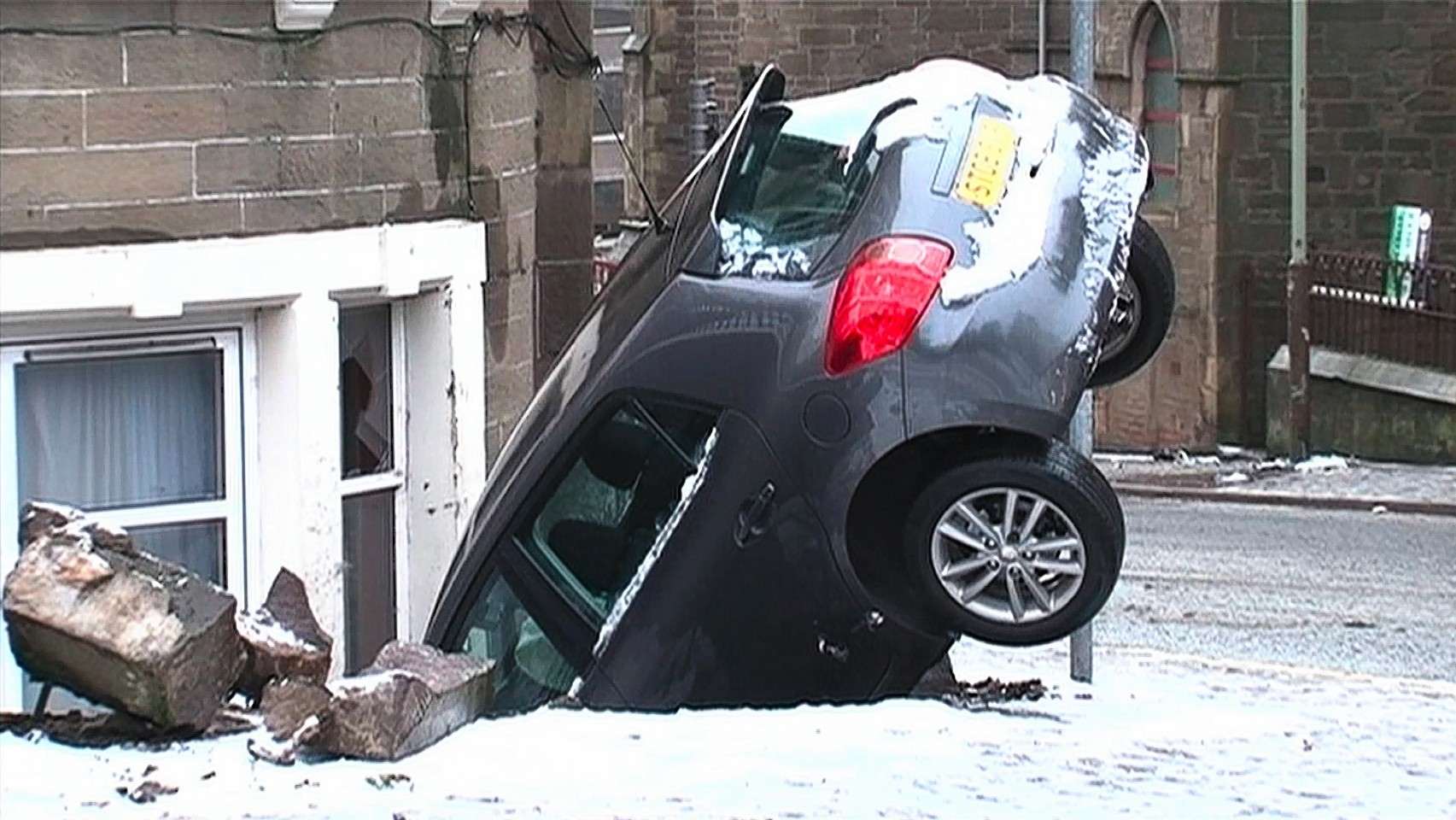 This driver found out how dangerous it can be driving in the city during icy conditions in Dundee