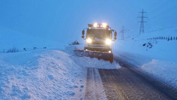 A Bear Scotland gritter clears snow at Drumochter