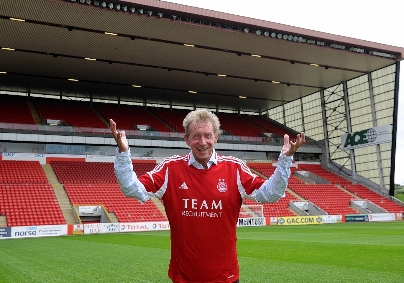 Law never played for the Dons but that doesn't stop the boyhood Aberdeen fan from pulling on a strip