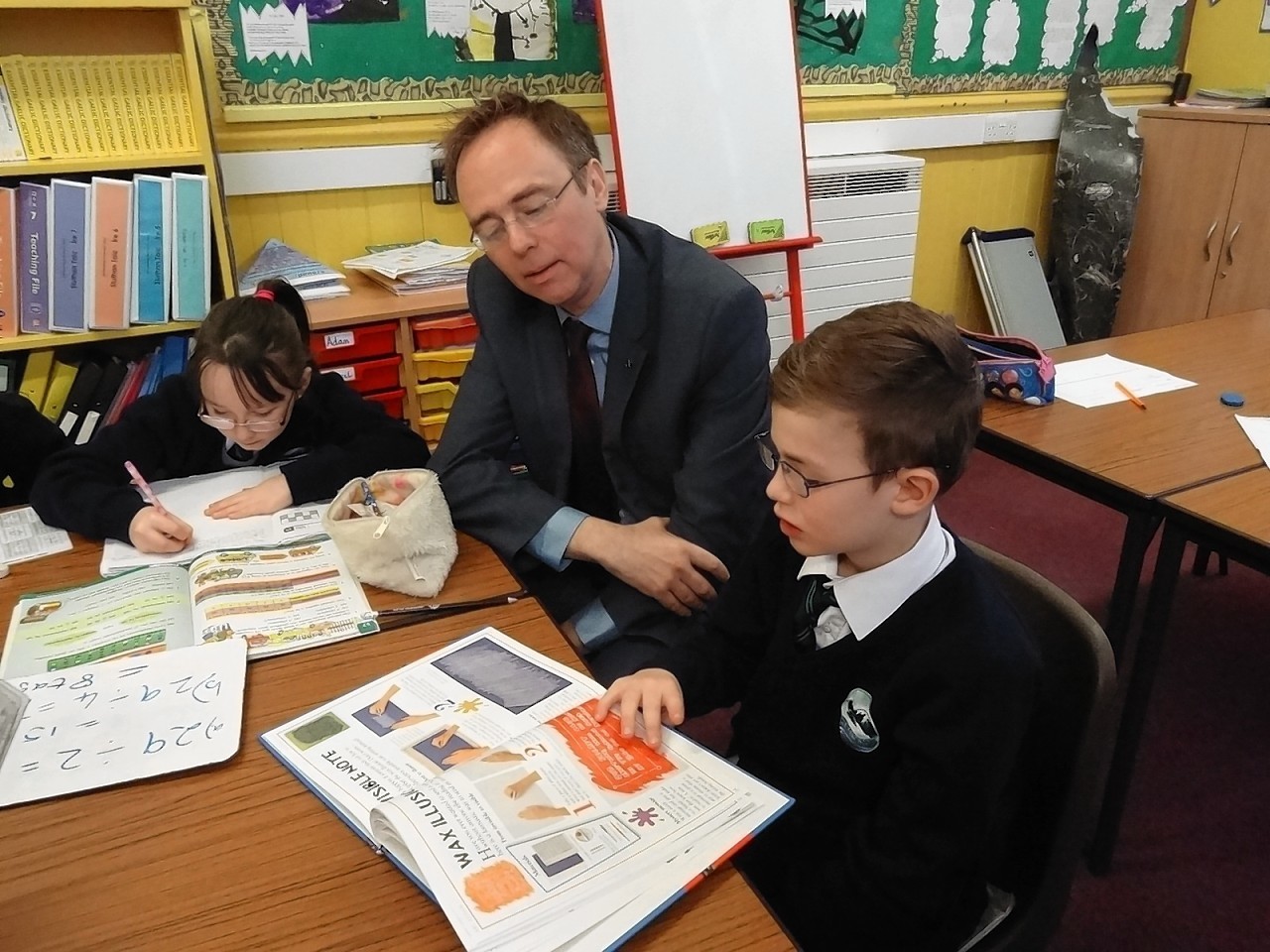 Gaelic Minister and Isles MSP, Alasdair Allan visited Breasclete School