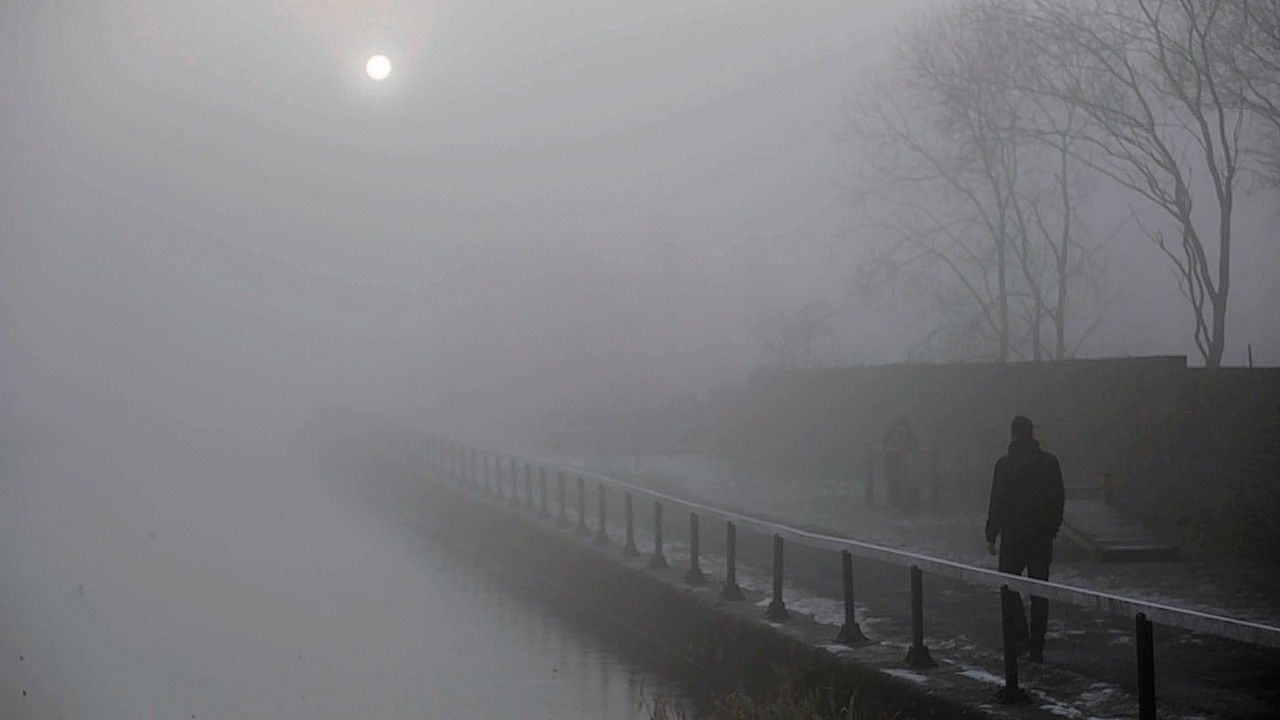 Fog spread across Glasgow this morning