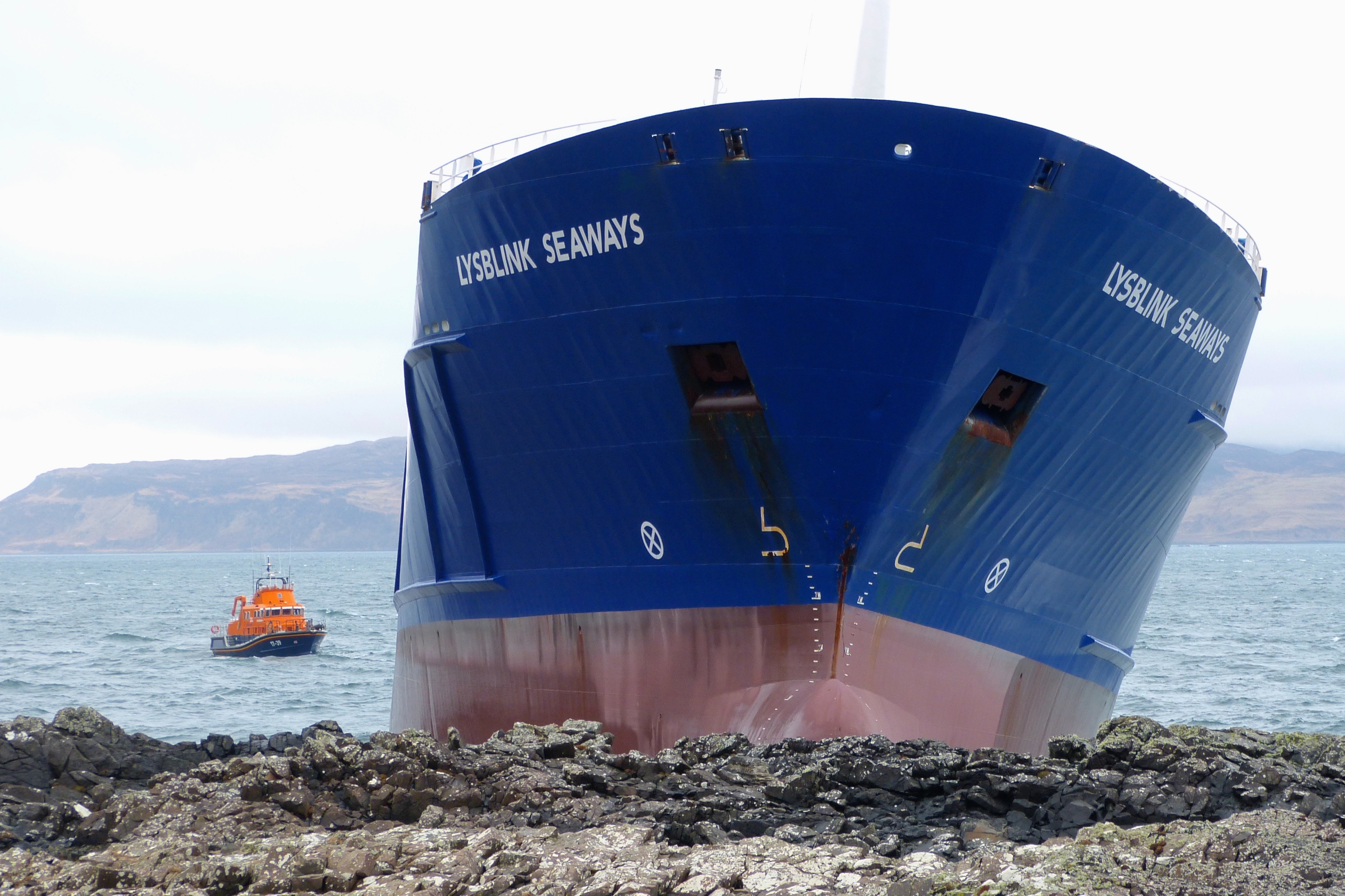 Tobermory lifeboat next to the cargo ship.  Photo by  Jon Haylett/Kilchoan Diary