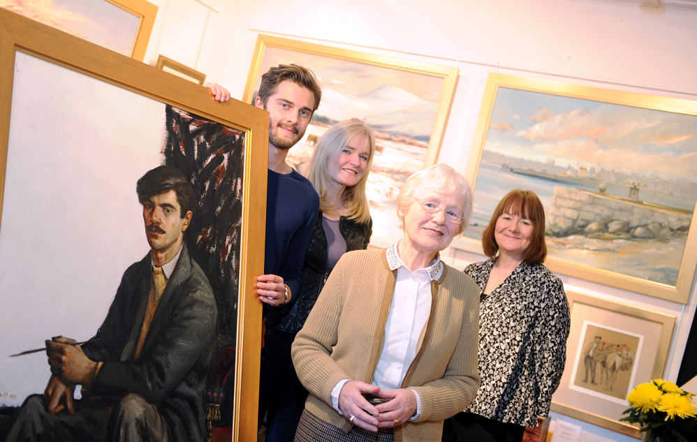 From left to right:Eric's grandson Glen Smith, daughter Deirdre Smith, his widow Pat Auld and daughter Catriona Tippin, with a self portrait from 1959.