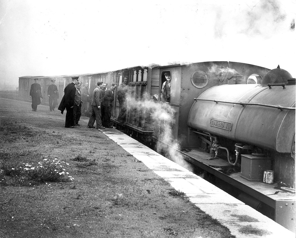 1969 prisoner's boarding the train on their way back to Peterhead 