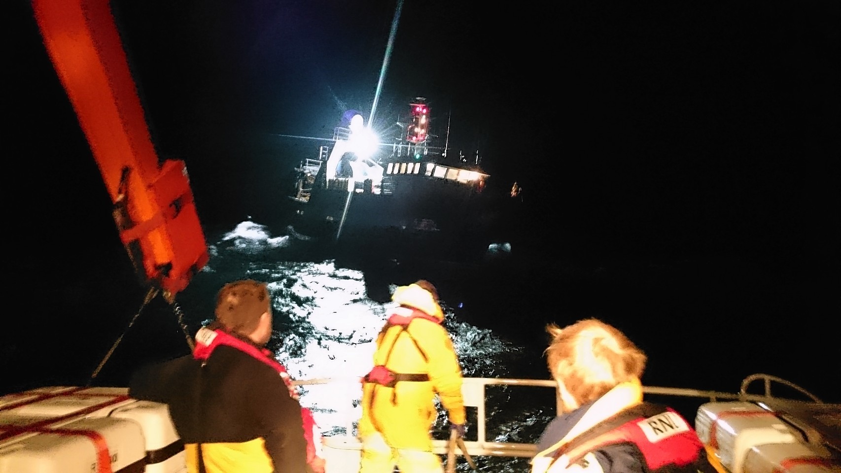 Stromless lifeboat volunteers towed the fishing boat to safety