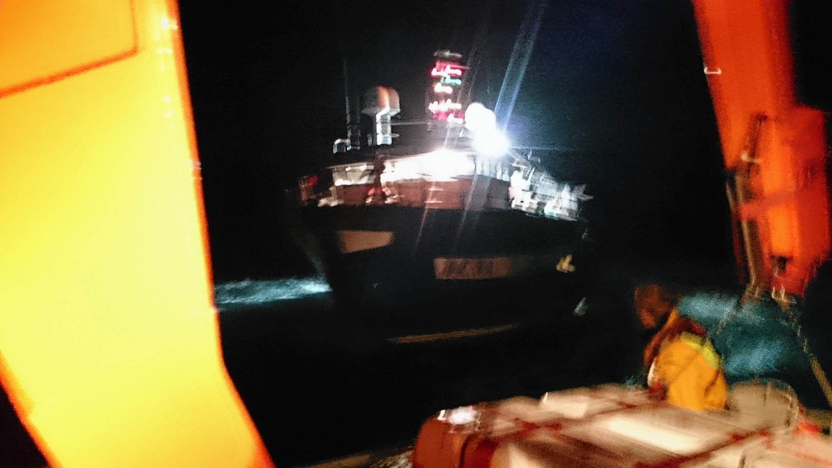 Stromless lifeboat volunteers towed the fishing boat to safety