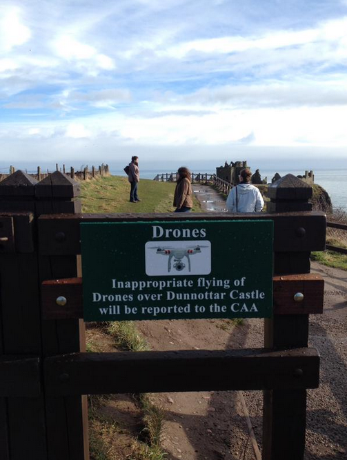 The sign at Dunnotar Castle clearly warning against the use of drones