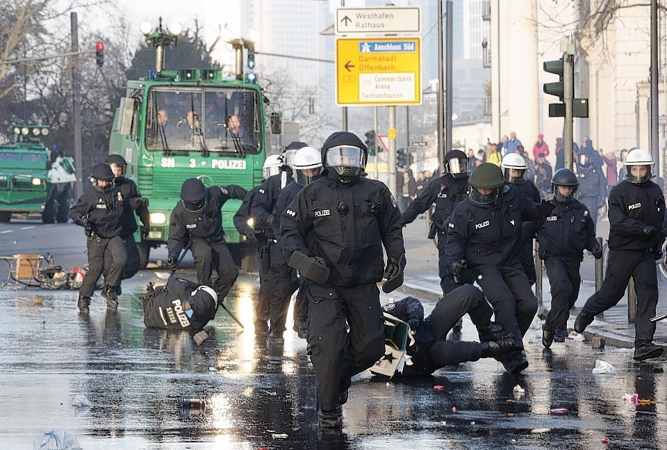 Police forces chase protestors 