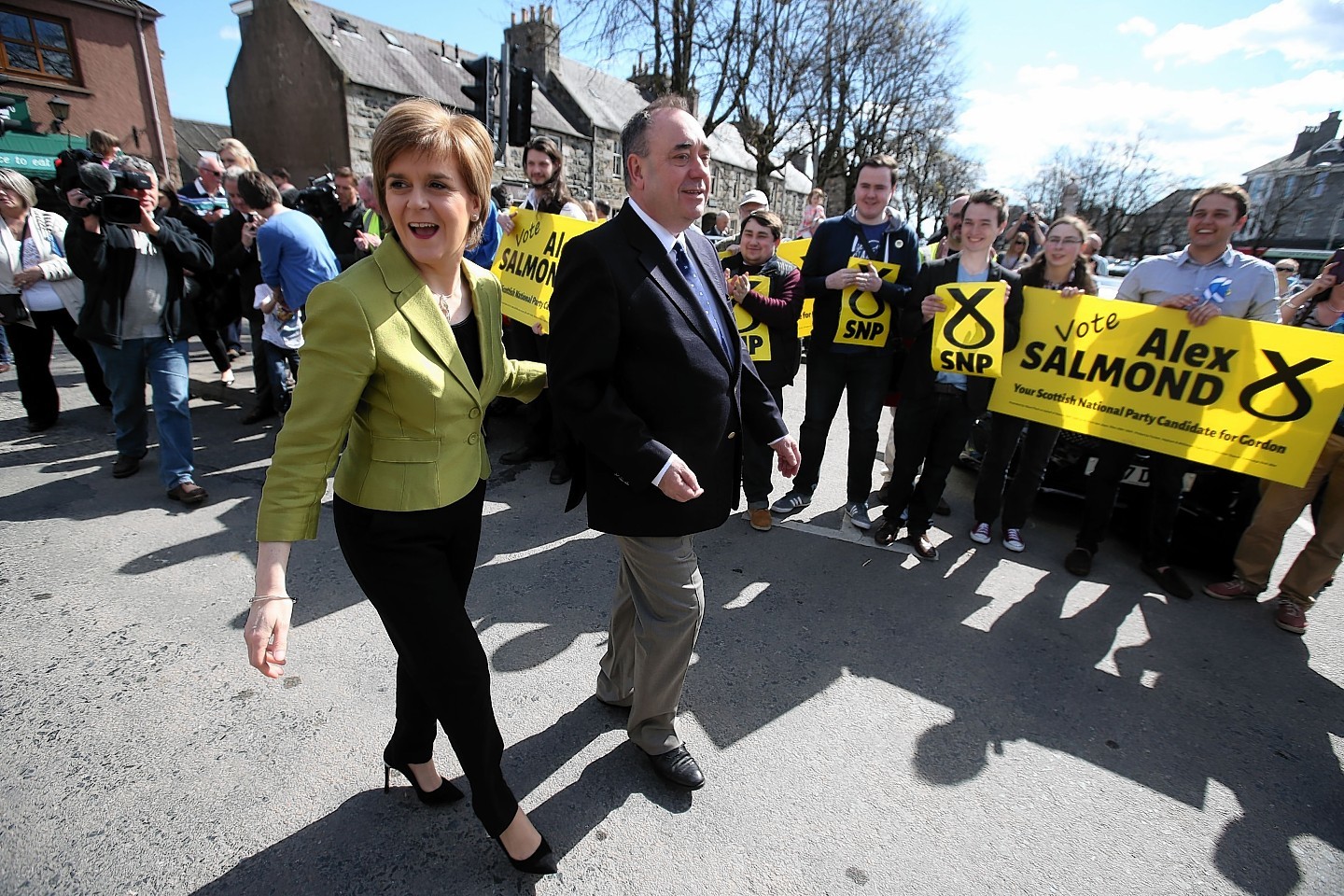 Nicola Sturgeon joins Alex Salmond on campaign trail
