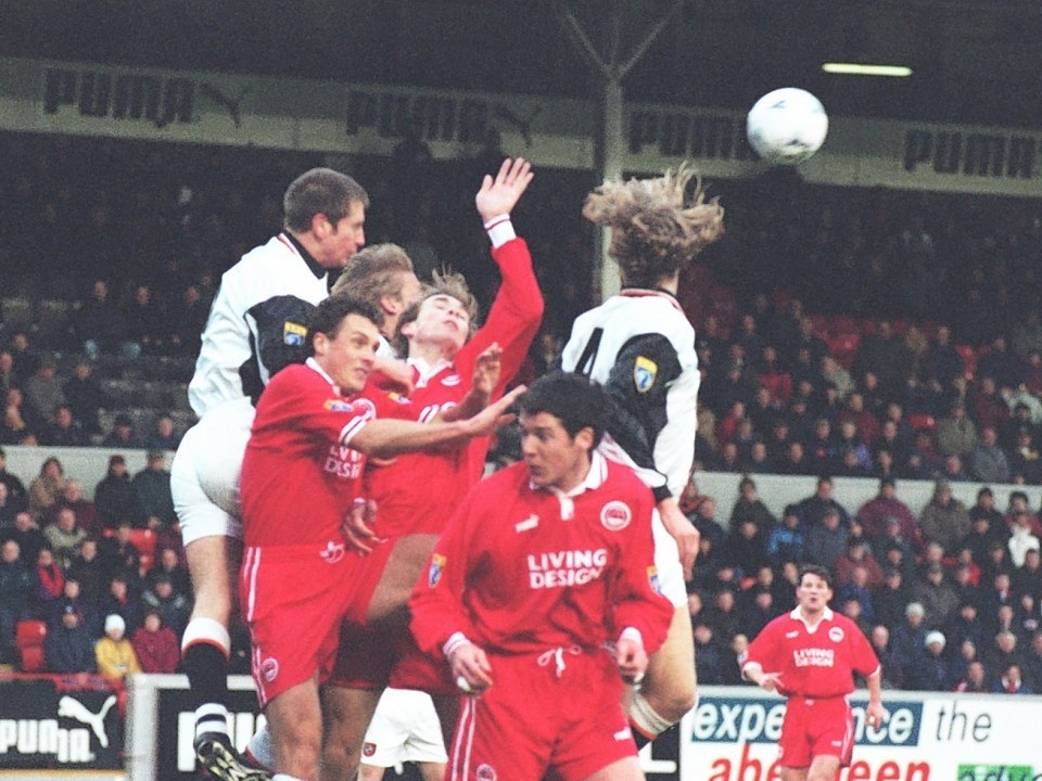 Aberdeen players including Russell Anderson and Derek Whyte in the 1997/98 home kit.