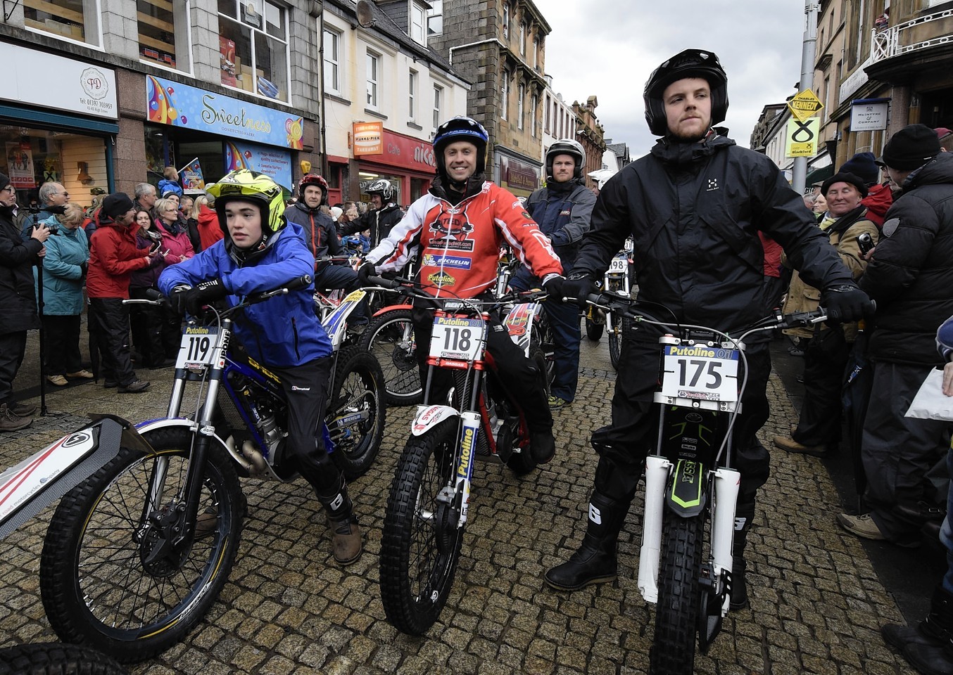 Experienced local rider and trophy hopeful, Gary MacDonald (118) Joined fellow Lochaber rider and first timer Duncan MacDonald (119) parades through Fort William High Street alongside Ayrshire’s Craig Houston