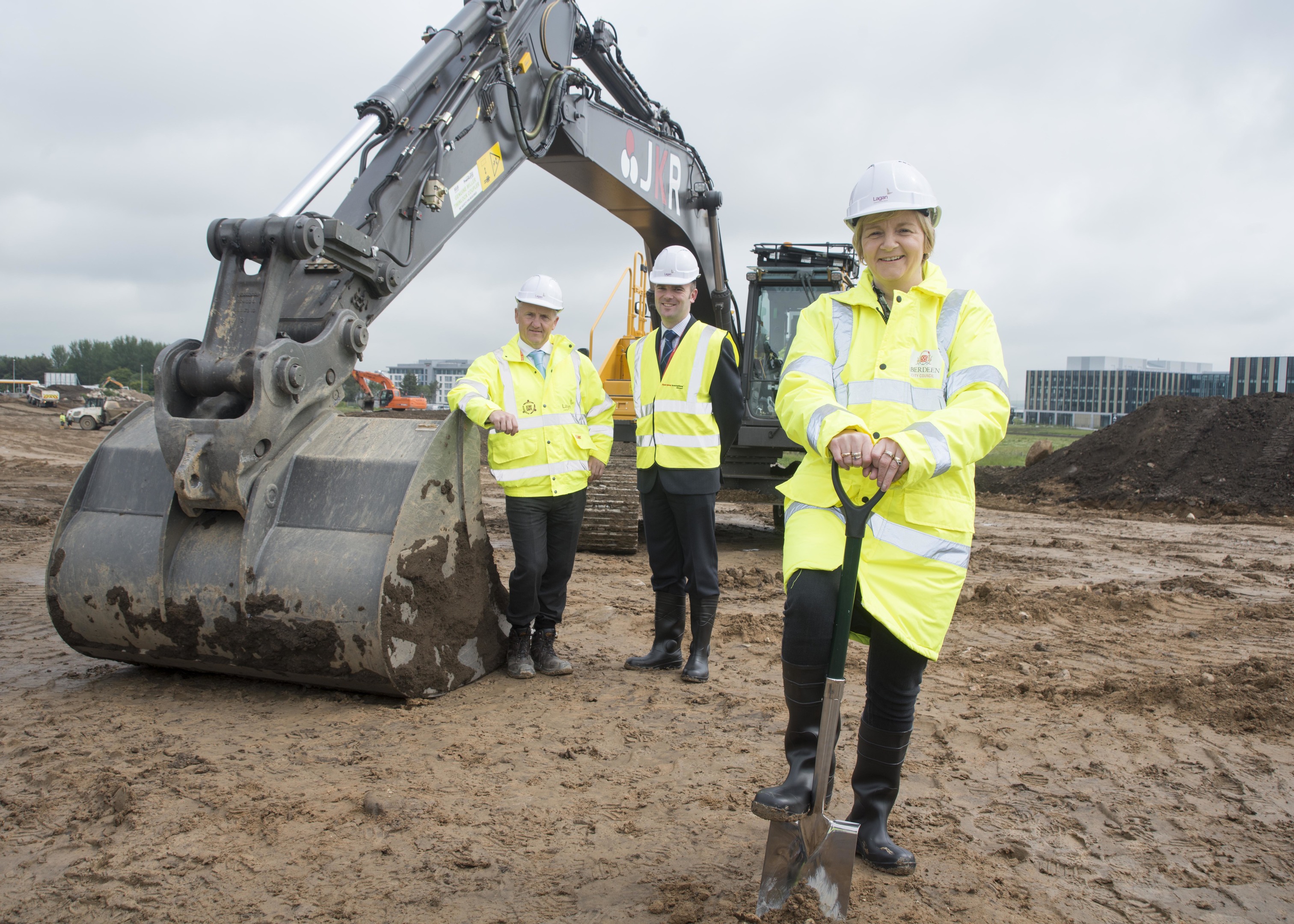 25/06/15   Aberdeen City Council Leader Councillor Jenny Laing, Lagan Construction Group Regional Director Scotland and Northern England Gavin McKevitt, and Aberdeen International Airport Operations Director Ben Dempster.