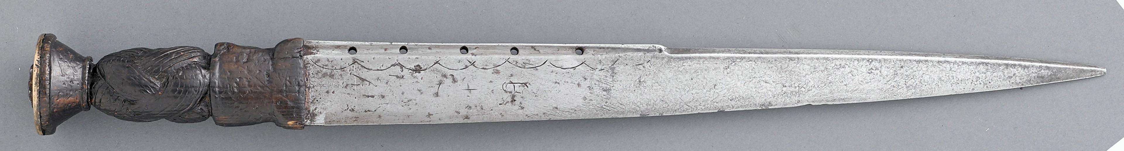The dirk associated with Simon Fraser has been sold in the US for £2,622