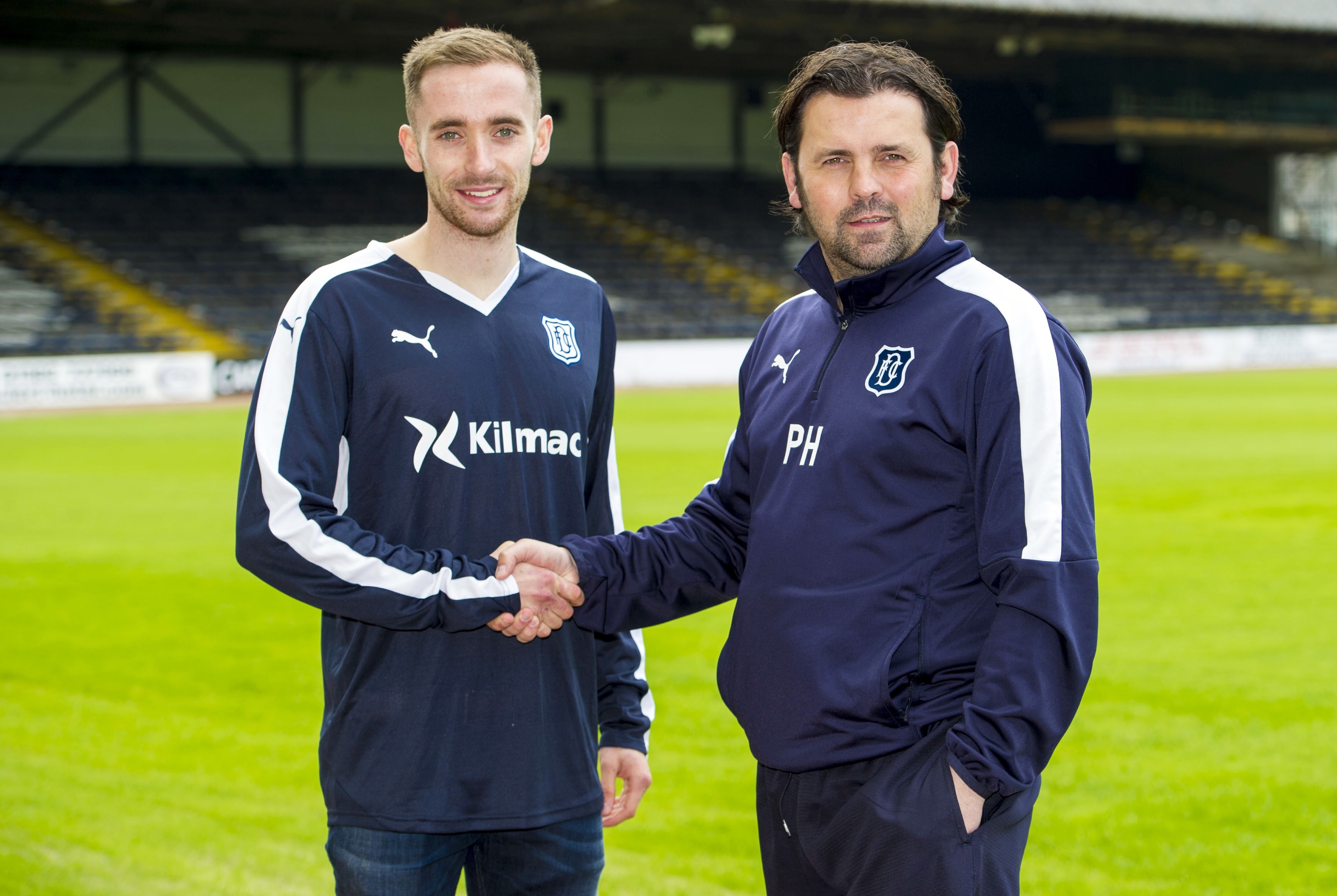 Dundee manager Paul Hartley welcomes new signing Nick Ross to Dens.