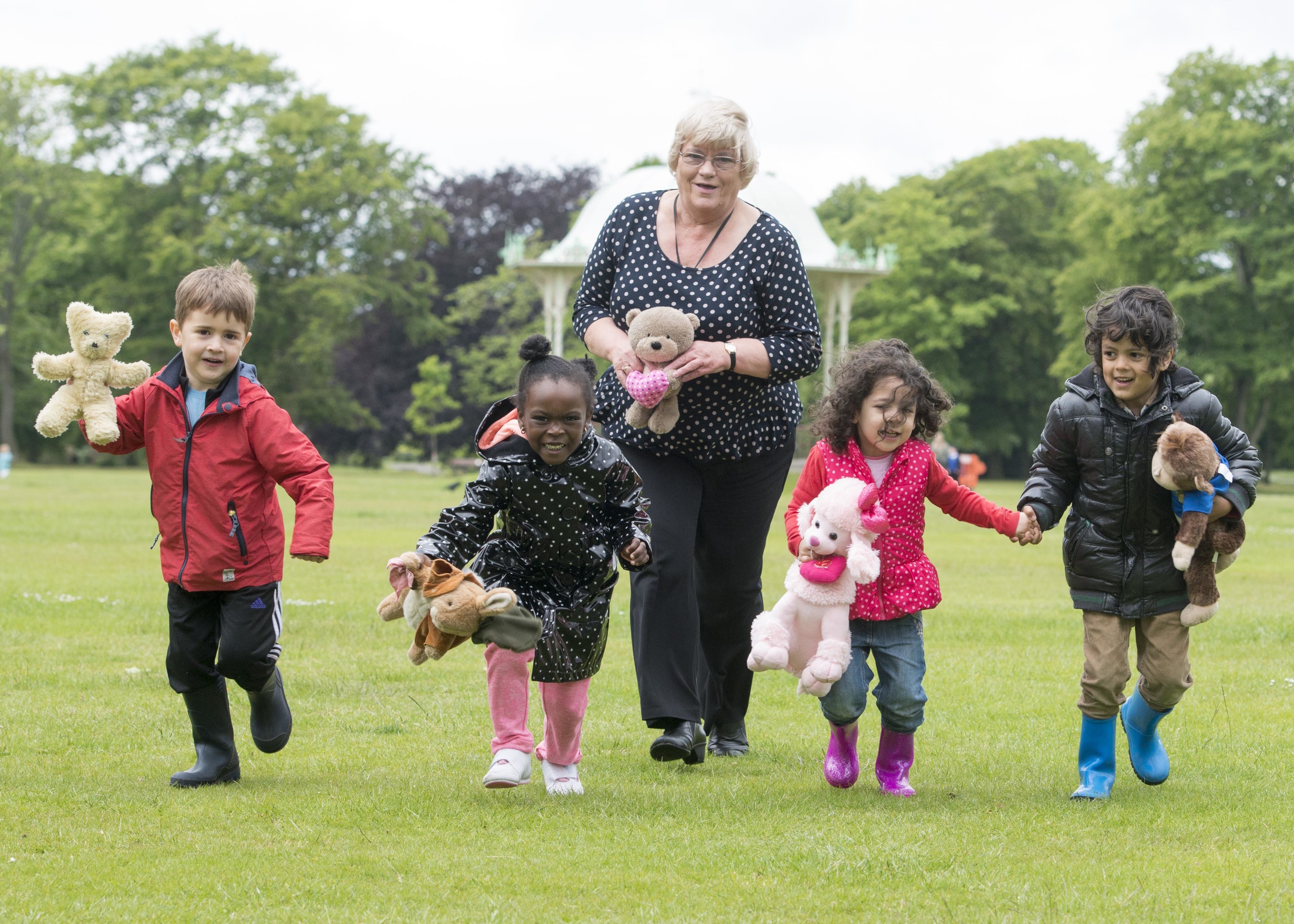 Councillor Jean Morrison with youngsters Fergus Willox , Oghenekome Alaita, Isabel Urea and  Milo Diez