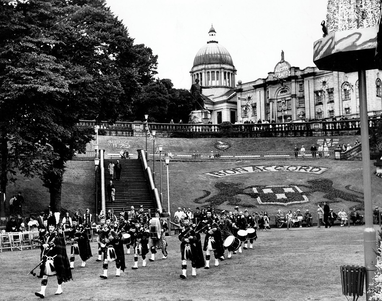 1972: Aberdeen Caledonian Pipe Band perform in the gardens.