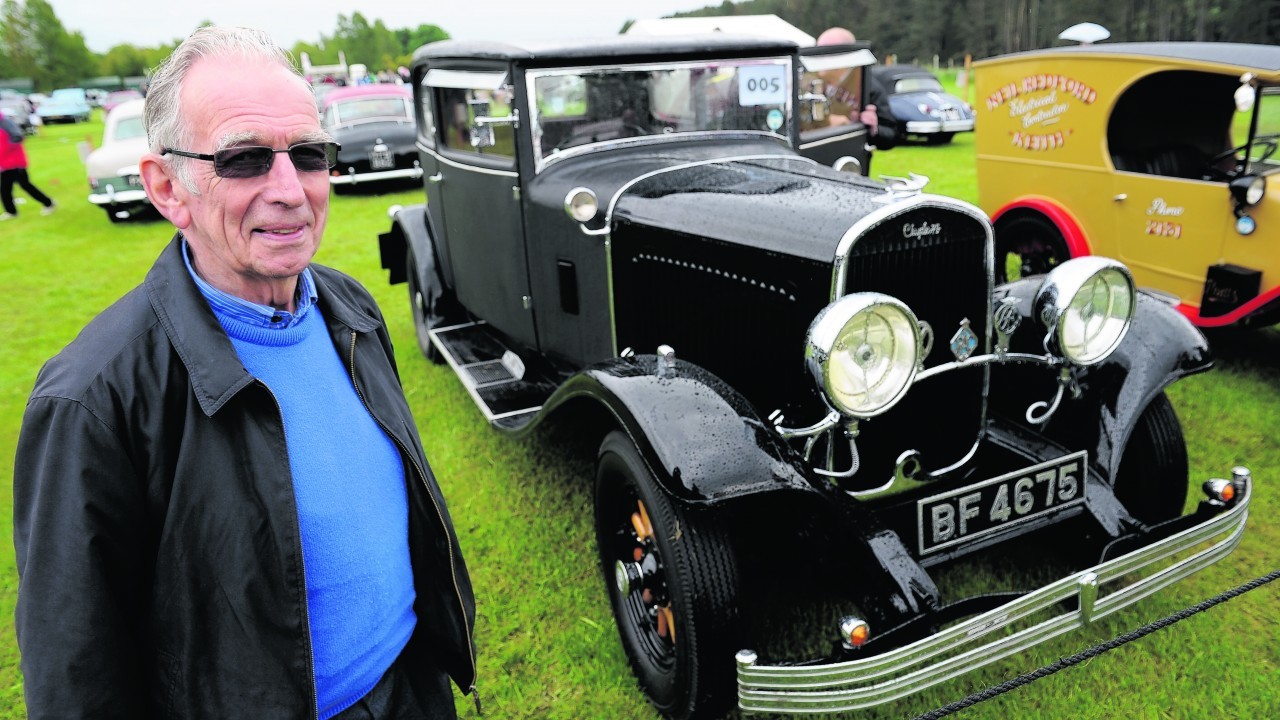 Robbie Gordon with his 1929 Chrysler 75 3587.



Picture by KENNY ELRICK     31/05/2015