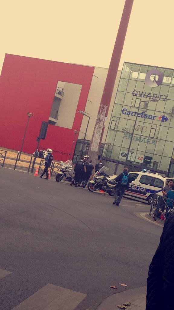 Police surround the Paris shopping store Primark. Picture credit: Twitter user @holysheilla
