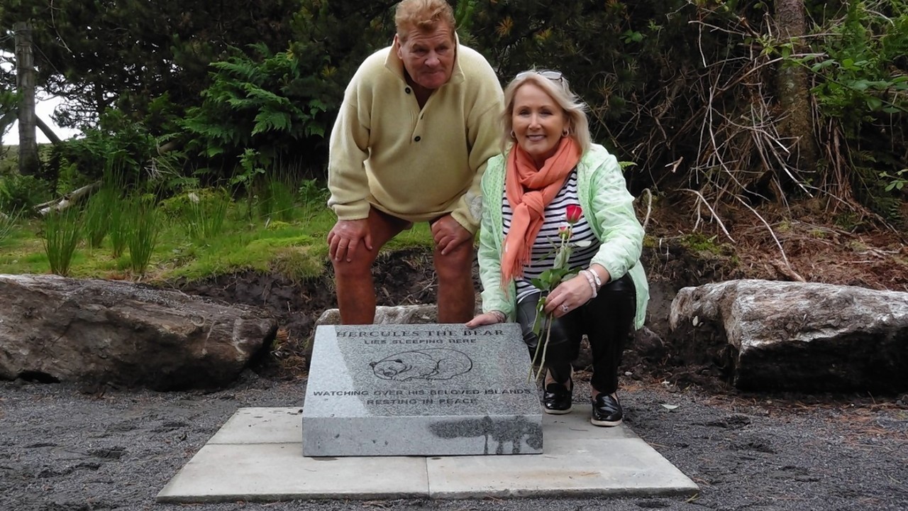 Andy and Maggie Robins unveil the plaque