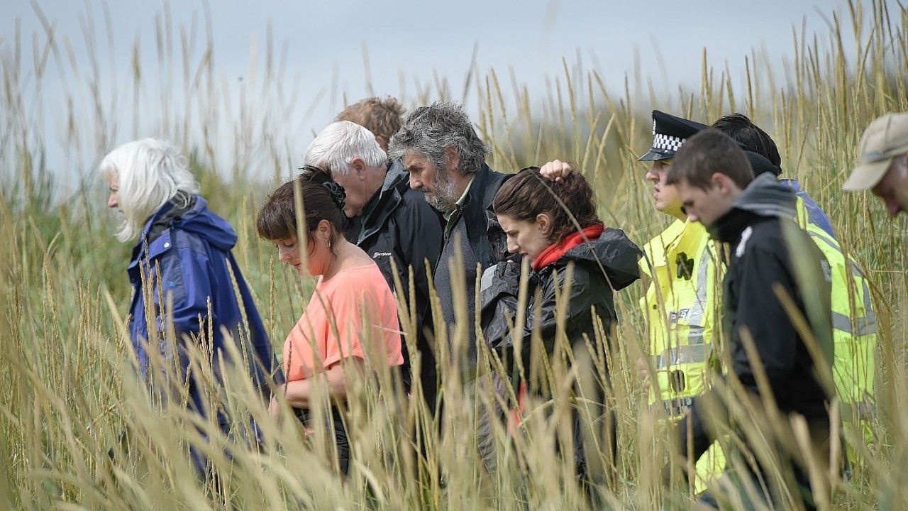 Volunteers join police in the search for missing Lachlan Simpson. Picture by Sandy McCook