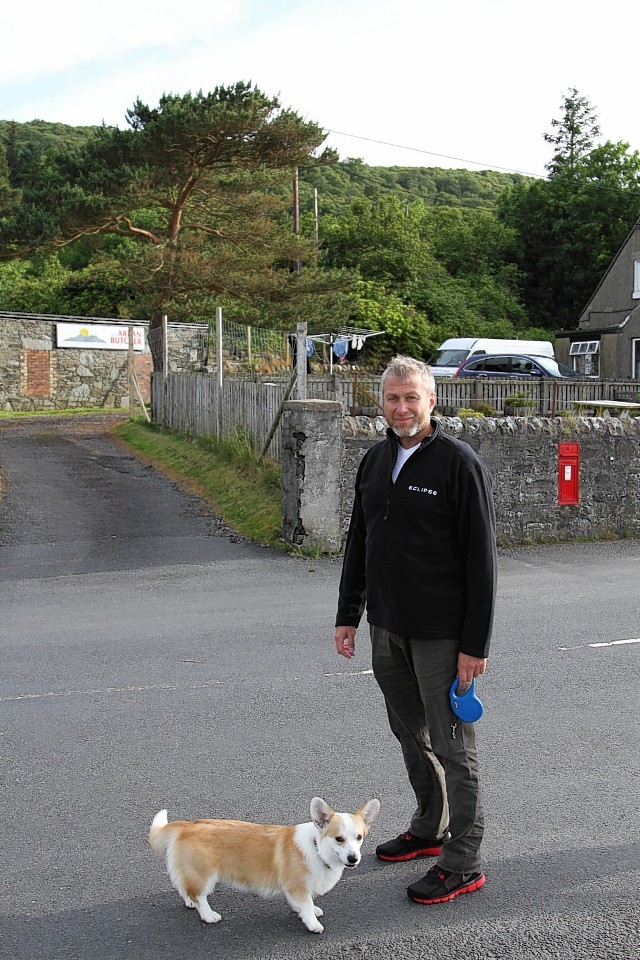 Abramovich and his corgi go for a walk around Arran 