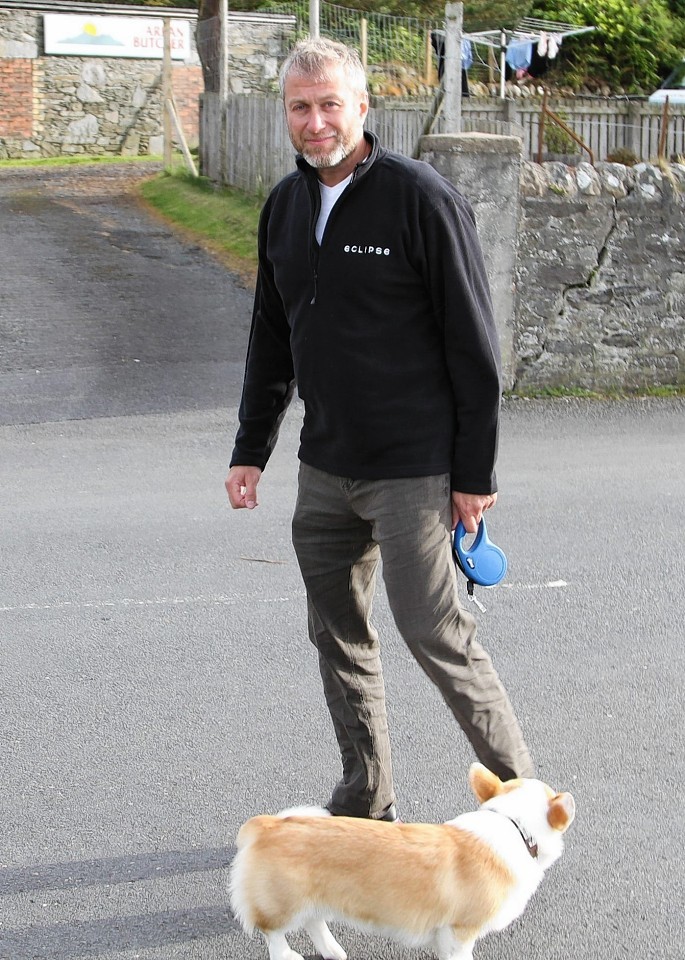 Abramovich and his corgi go for a walk around Arran 