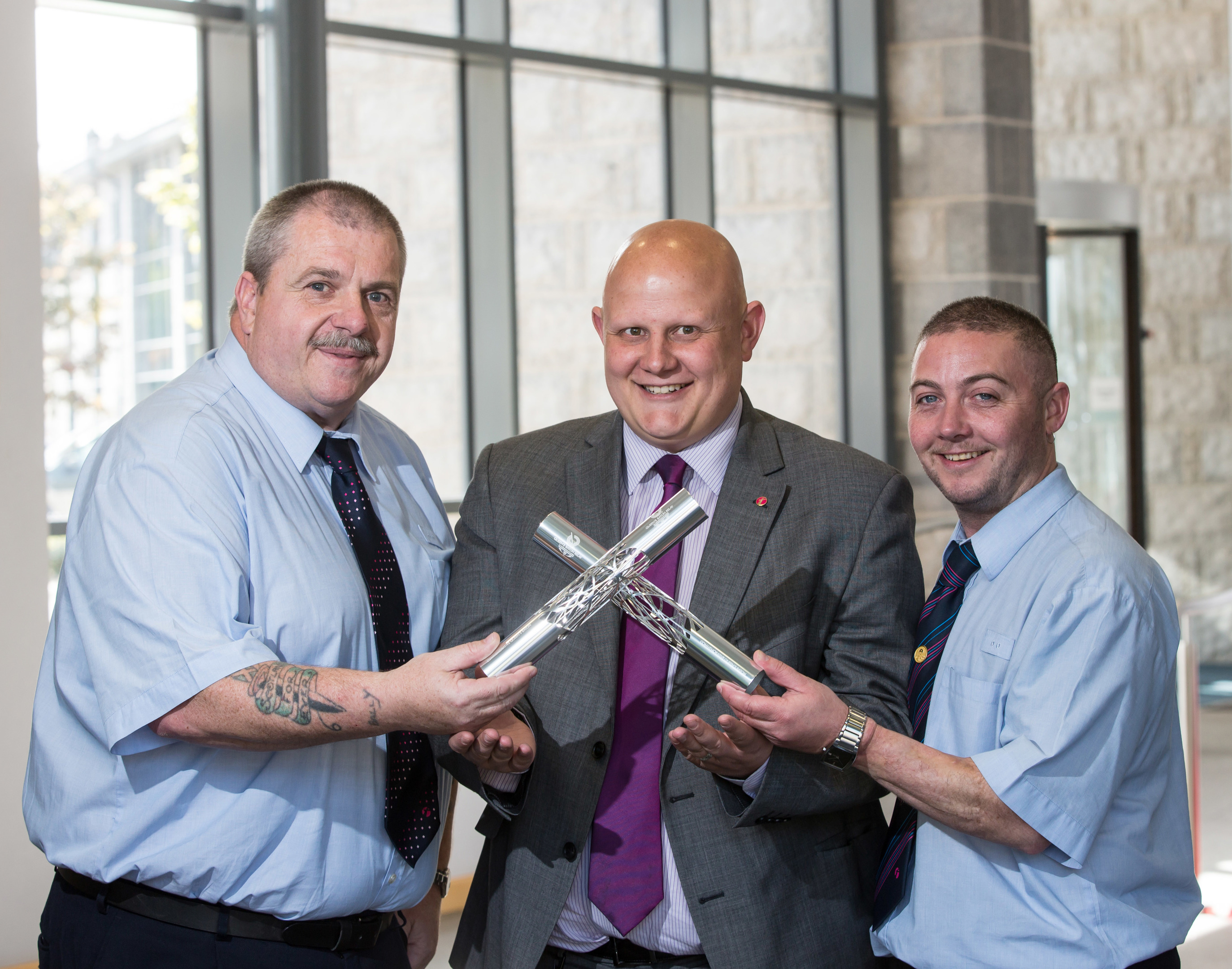 PICTURES FOR YOU FIRST MAGAZINE AT ABERDEEN BUS DEPOT.
PICTURE SHOWS DRIVERS ANDREW BALLANTYNE (LEFT) AND SHANE MITCHELL (RIGHT) BEING PRESENTED WITH COMMEMORATIVE BATONS BY ABERDEEN MD DAVID PHILLIPS (CENTRE)AFTER THEY RAN IN THE COMMONWEALTH GAMES RELAY.