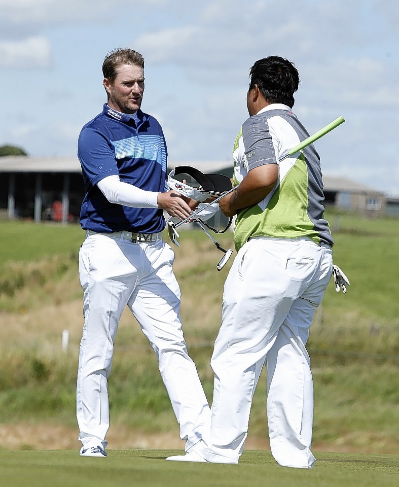  Marc Warren (left) congratulates Kiradech Aphibarnrat 