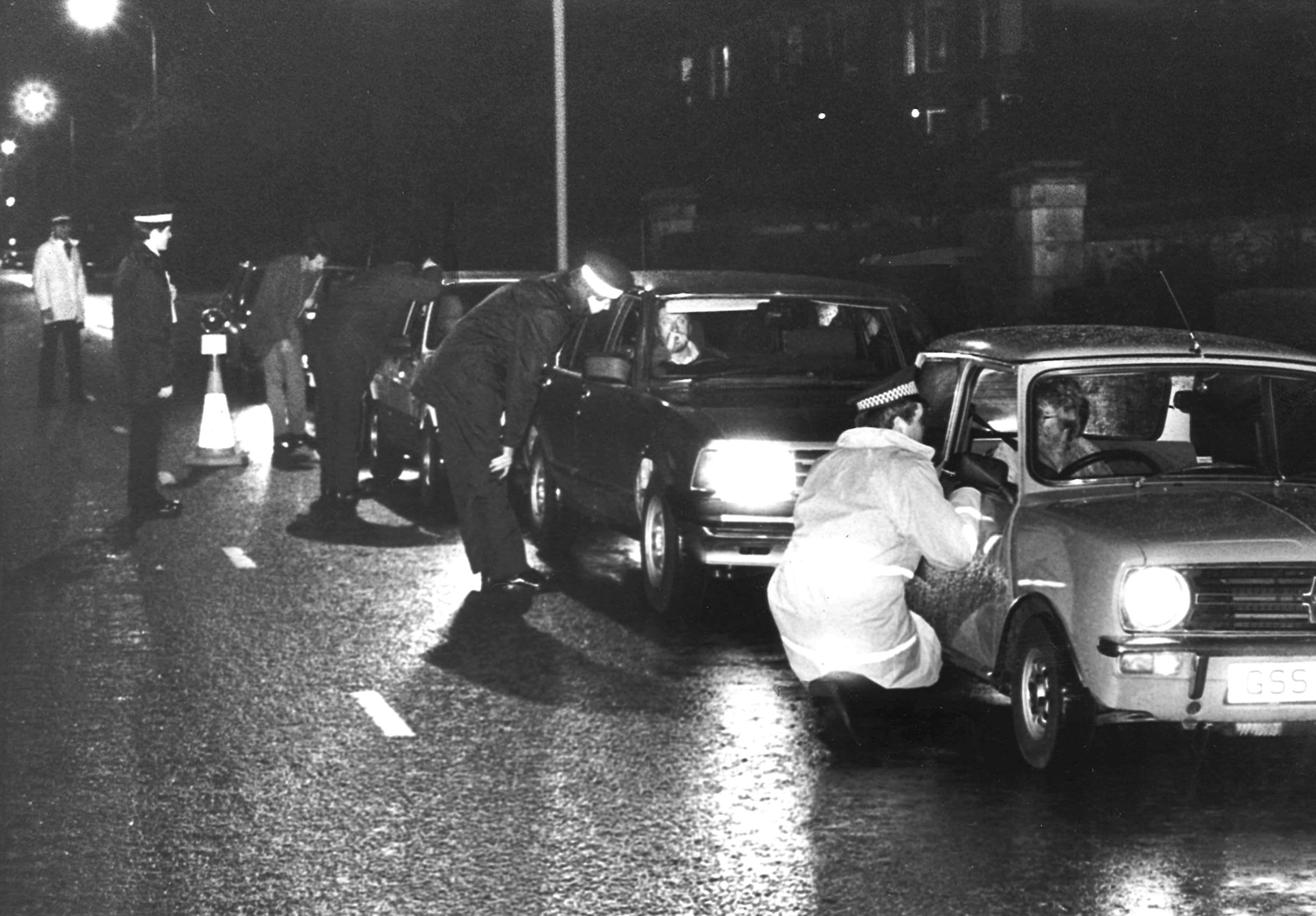 Police question motoroists on Queens road George Murdoch 06/10/83