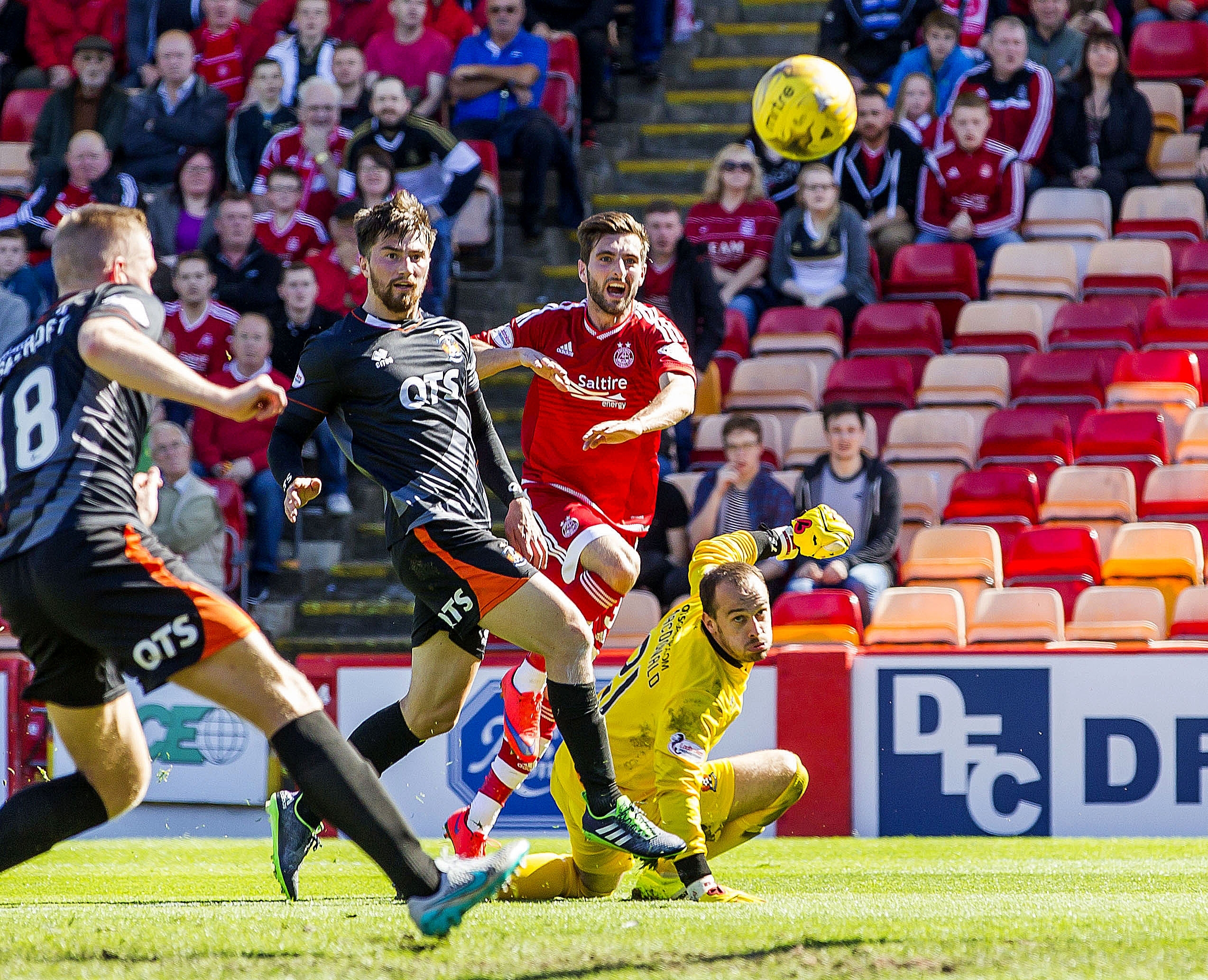  Graeme Shinnie fires Aberdeen ahead.