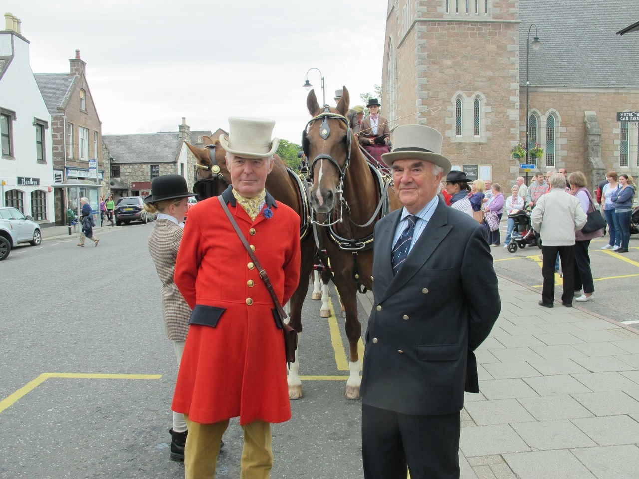 The horse and carriage arrives outside the Burnett Arms in Banchory