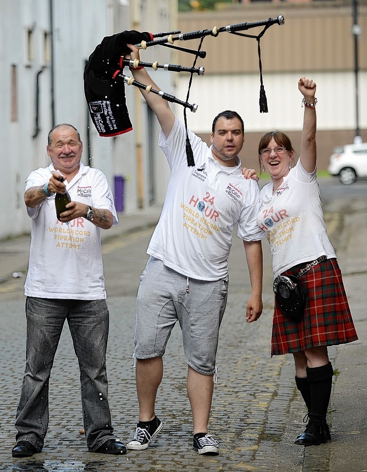 Rikki Evans celebrates setting the record with  parents Maj and Robert Evans