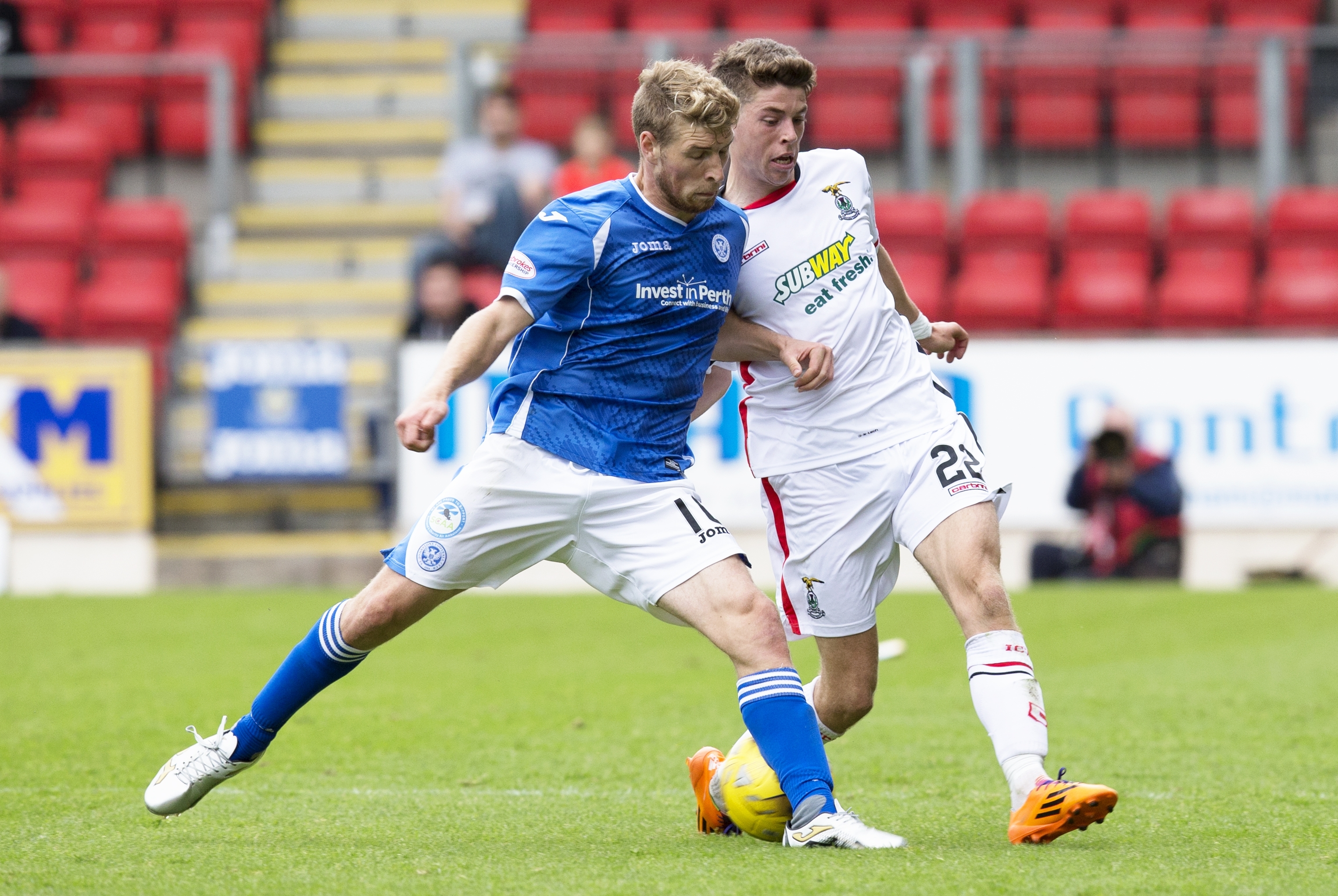 St Johnstone's David Wotherspoon tussles for the ball with Ryan Christie