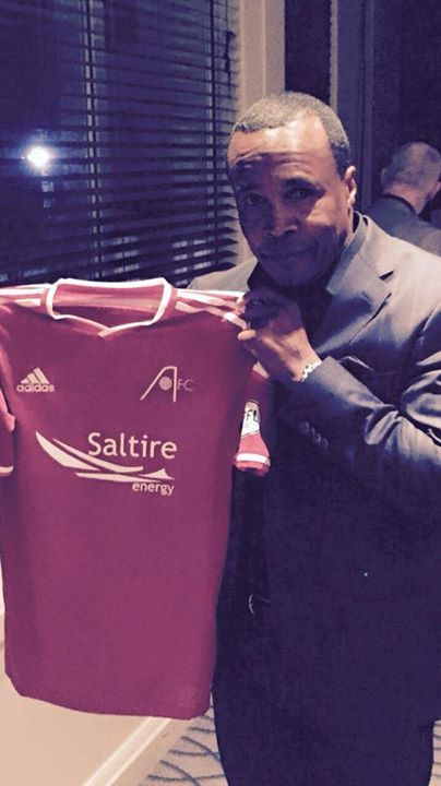 Sugar Ray with the signed Dons shirt