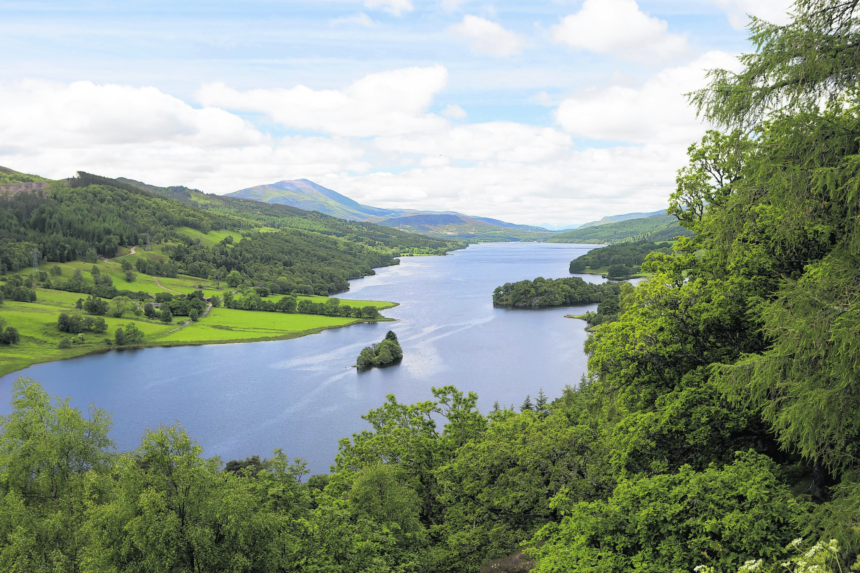 The site is located on the northern side of Farragon Ridge above Loch Tummel