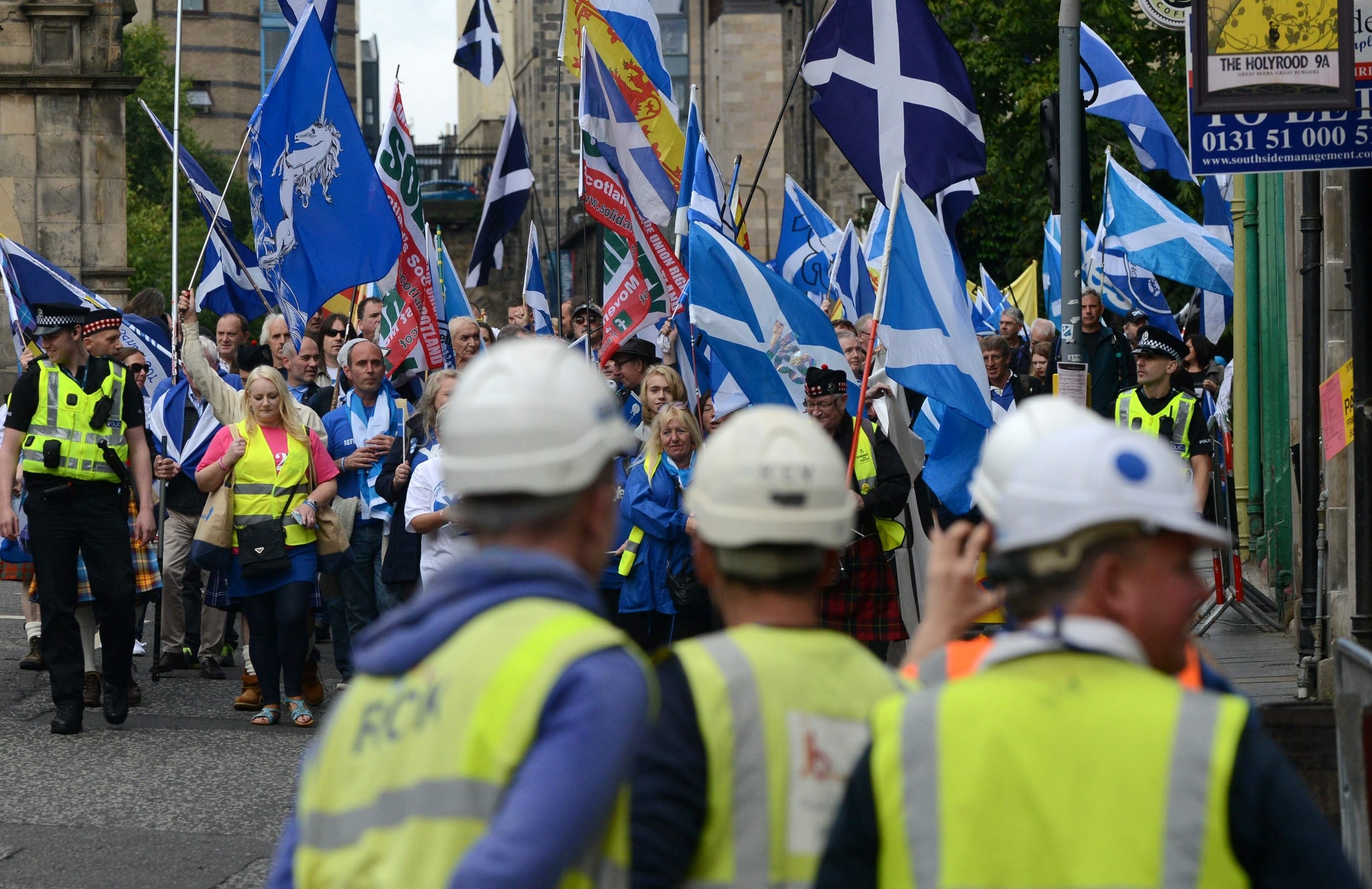 Yes voters march through Edinburgh