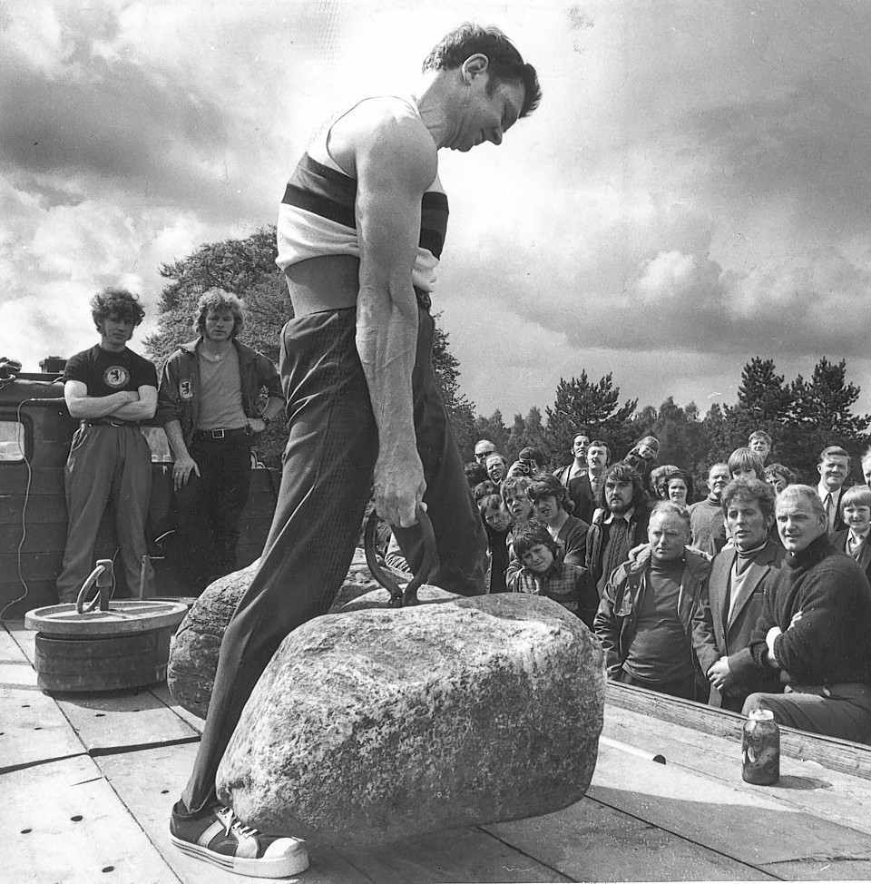 Jack Shanks lifting and carrying the Dinnie Steens a7ft unsupported in 1973 - the first to do so since Donald Dinnie himself in 1860.